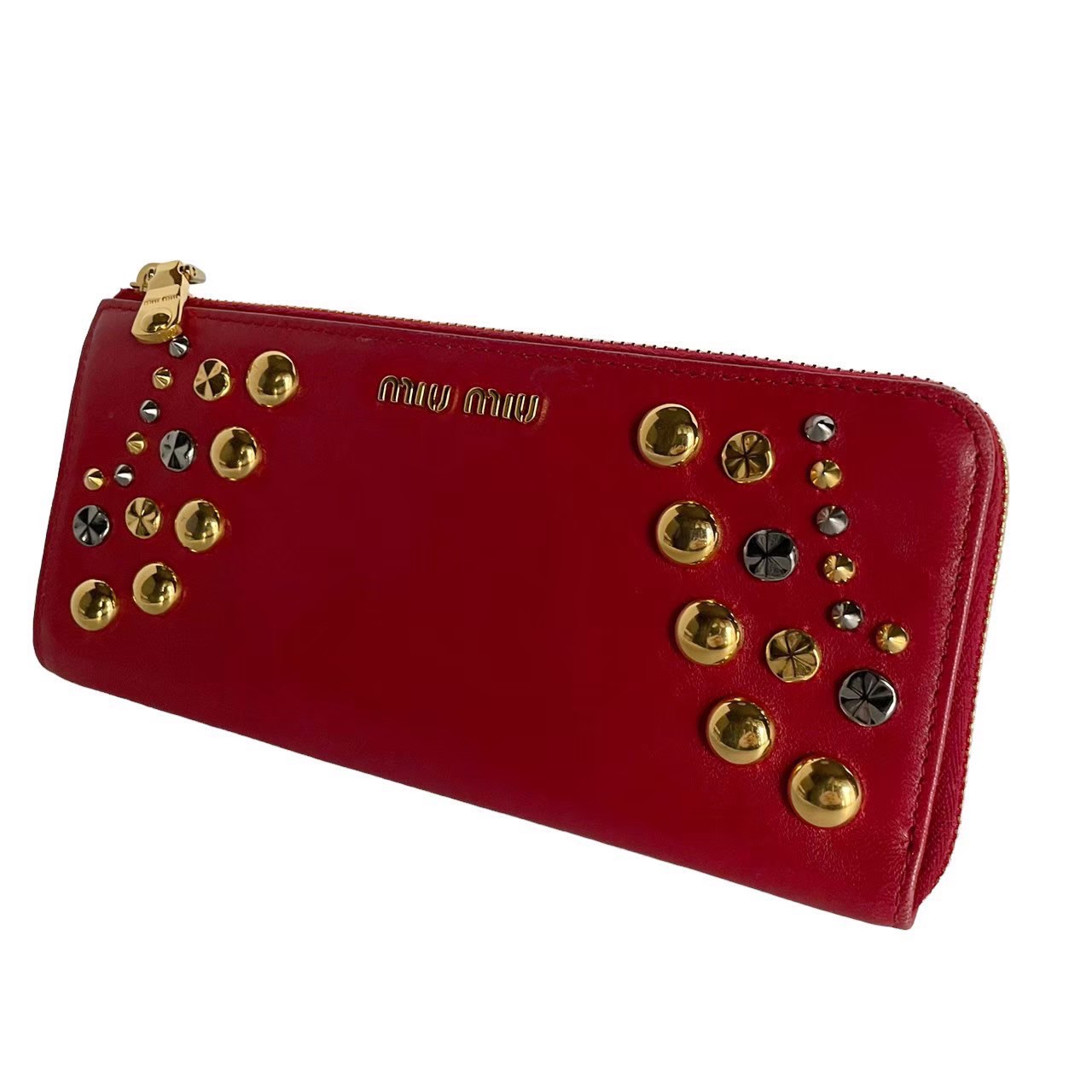 「中古」miumiu ミュウミュウ 長札入れ 札入れ L字ジッパー なめし革 ロゴタイプ スタッズ 赤いこと 赤 好いたらしい かっこいい ご機嫌ブランド名 かっこ良い レディース 財布・ケース-バッグ・小物・ブランド雑貨-レディース財布