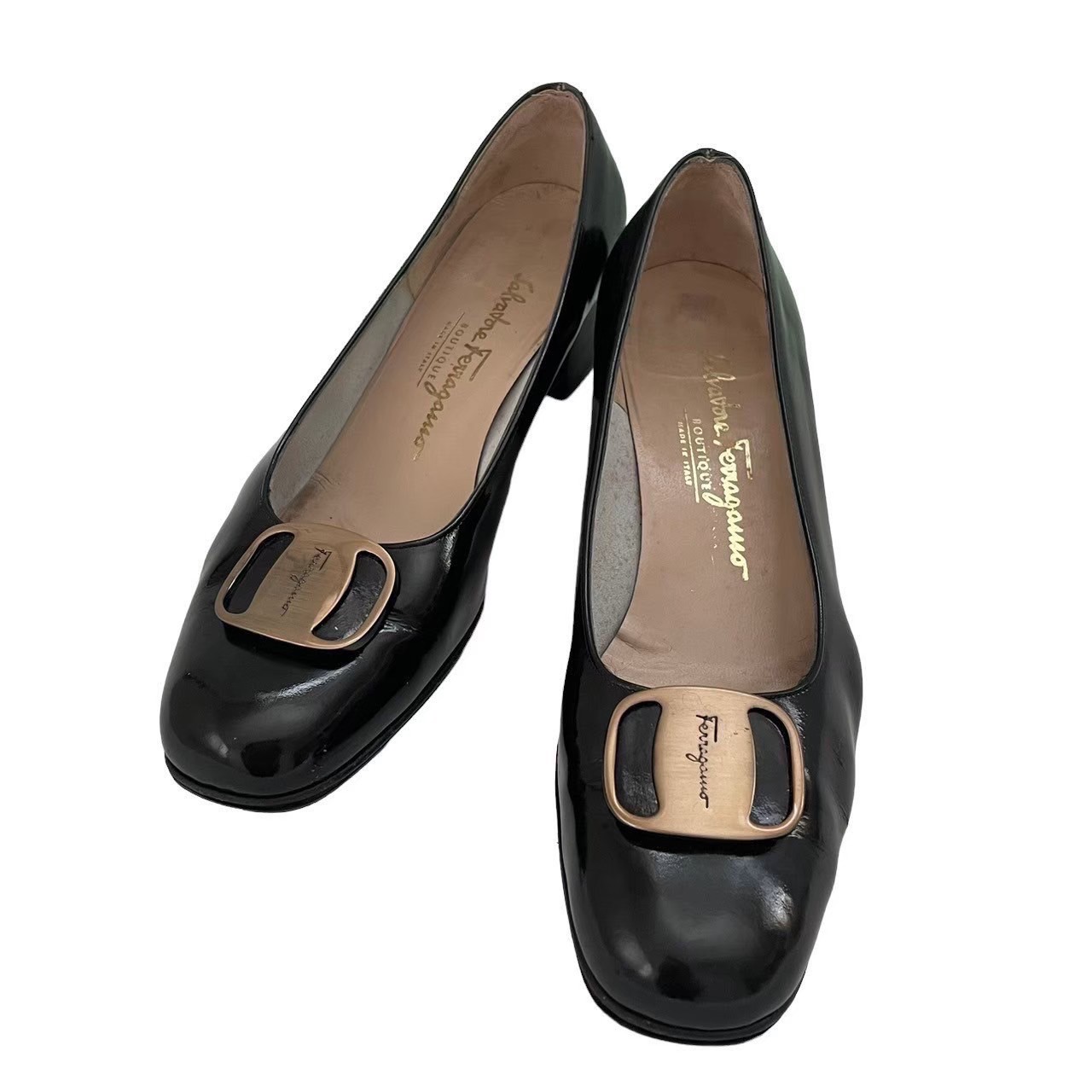 ［中古］Salvatore Ferragamo フェラガモ ヴァラ金具 パンプス ヒール 靴 ブラック エナメル ゴールド金具 [サイズ 7 1/2 (約24.5cm)]｜総合ブランドリユースClimb