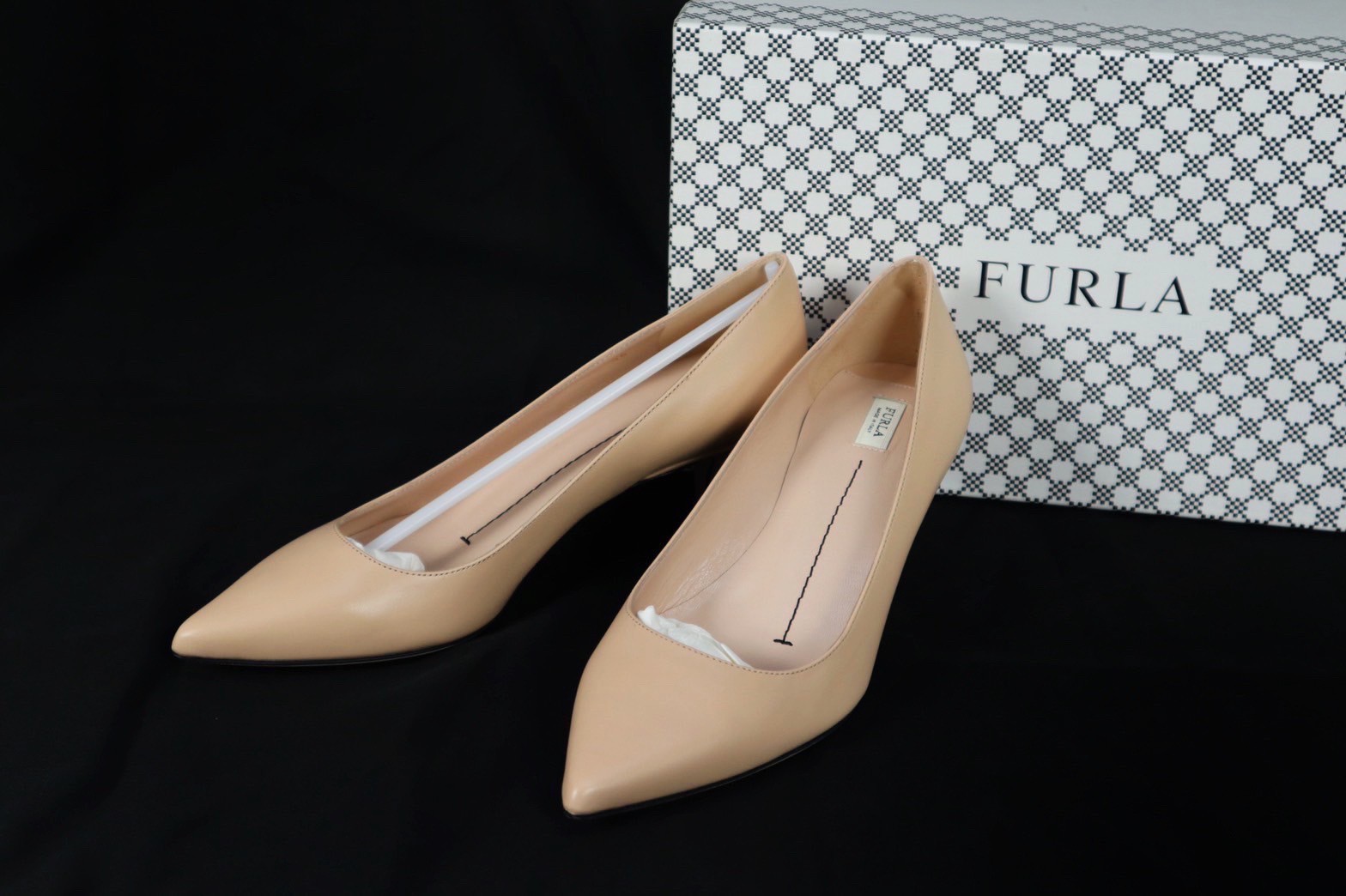 ［未当て嵌める］ FURLA  フルラ ポインテッドトゥ パンプス ヌーディカラー はいり込む式 寄り合い 必要経費39000円 レディース ベージュ 靴-パンプス-レディース靴