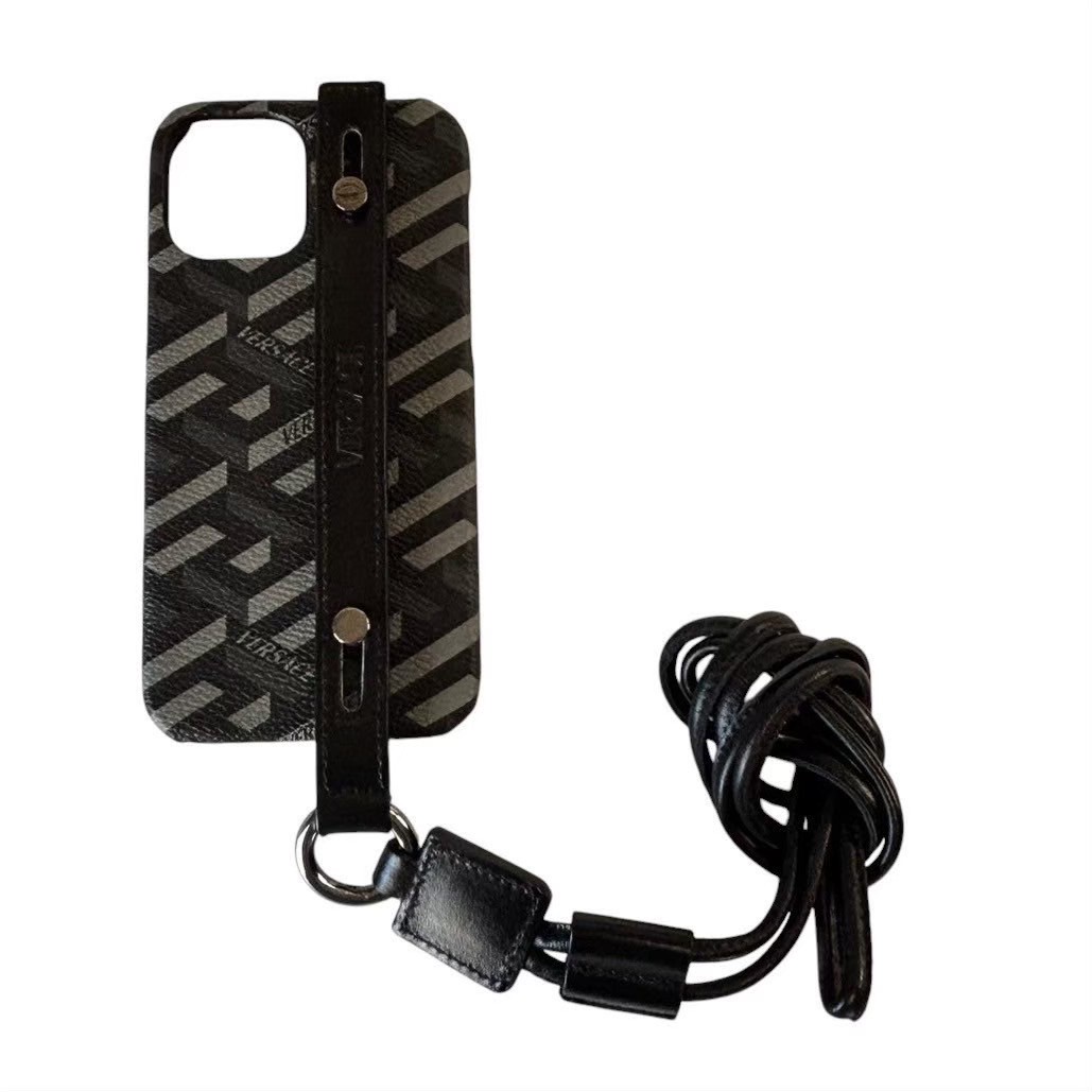 「中古」VERSACE ヴェルサーチ スマホケース iPhoneケース iPhone12 12pro ストラップ ショルダー ブラック グレー レザー イタリア製 メンズ