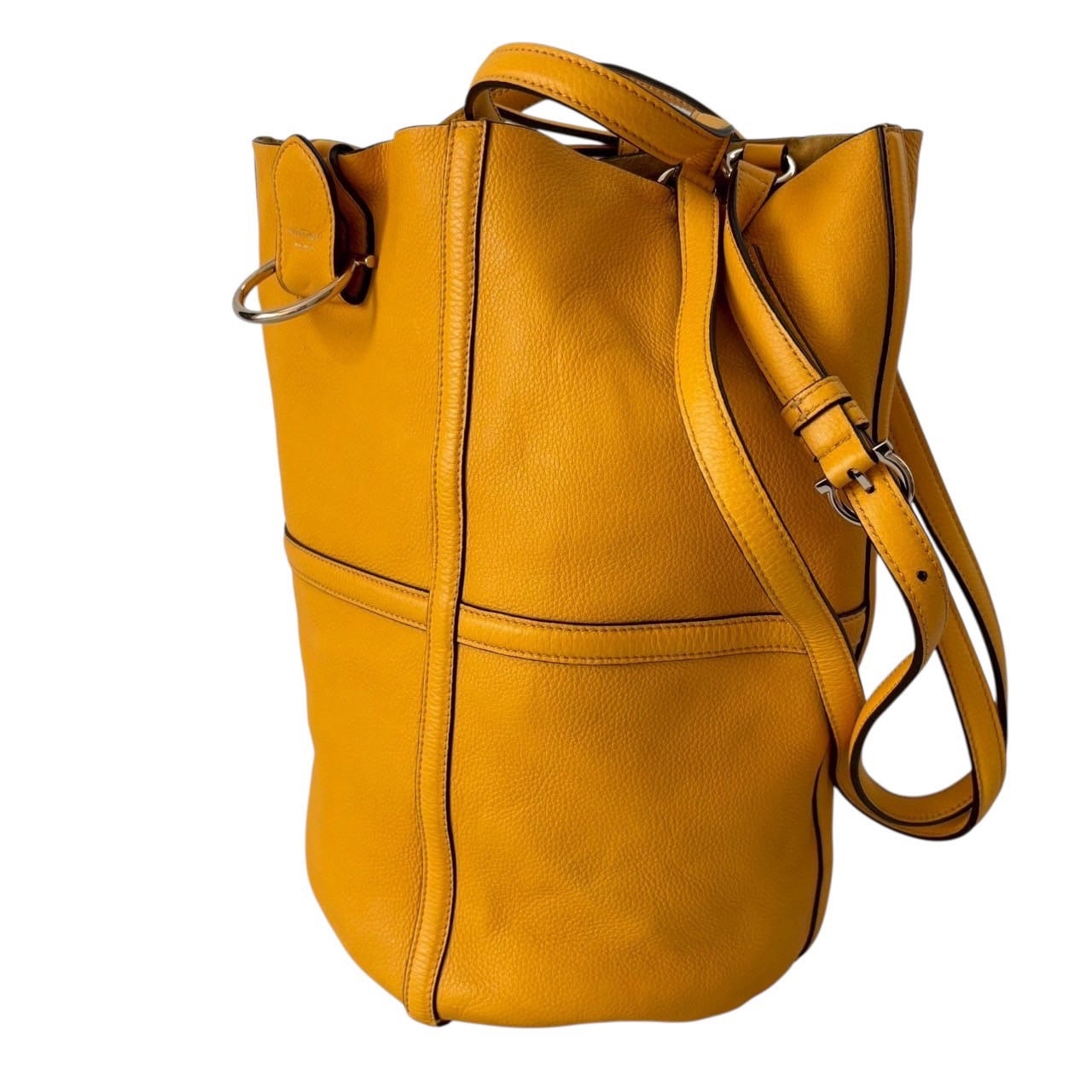 ［中古］SALVATORE FERRAGAMO サルバトーレフェラガモ フェラガモ バッグ 鞄 ブランドバッグ ハイブランド ショルダーバッグ ハンドバッグ バケツ型 イエロー マスタード 派手カラー 目立つ レザー ベルト調節可 イタリア製 GG-21H964 レディース