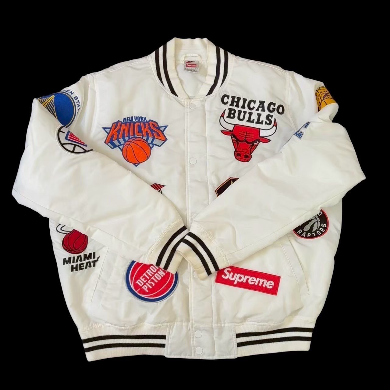 ［中古］Supreme シュプリーム NIKE ナイキ アウター ブランド MA-1 白 ホワイト ワッペン ジャケット NBA TEAMS WARM UP 上着 バスケット メンズ Mサイズ メンズ