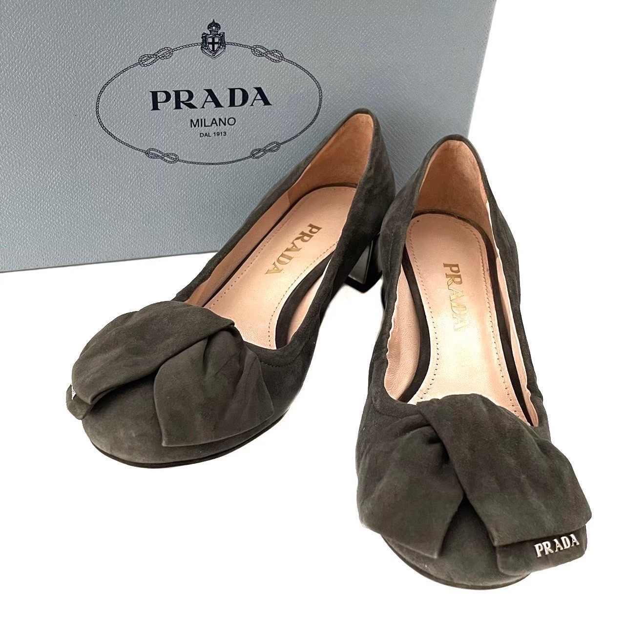 ［中古］PRADA プラダ パンプス ハイブランド グレー シューズ ヒール ラウンドトゥ チャンキーヒール スエード ロゴ リボン 表記サイズ：35.5 約22.5cm レディース