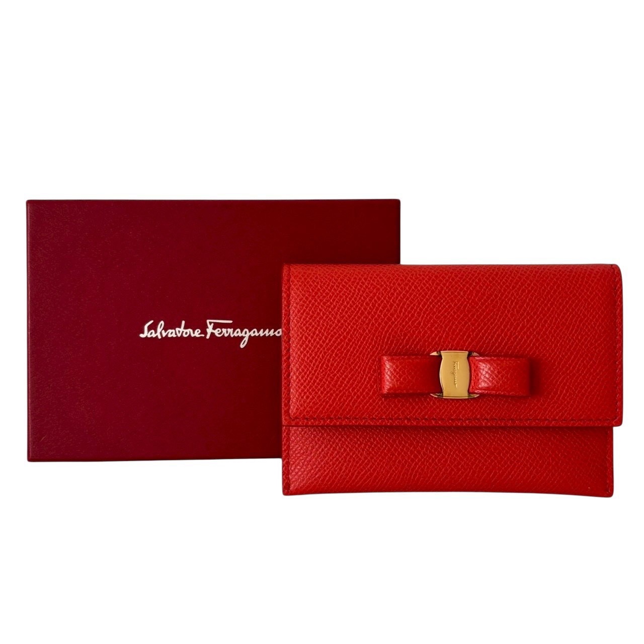 ［中古］【美品】Salvatore Ferragamo サルヴァトーレフェラガモ カードケース パスケース 二つ折り コンパクト ヴァラリボン レザー レッド　レディースファッション　ファッション小物　IDカードケース