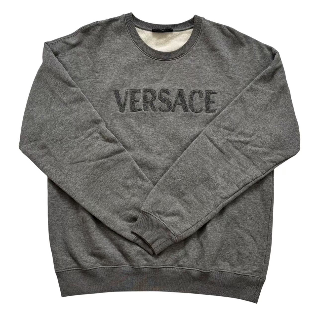 ［中古］VERSACE ヴェルサーチェ ロゴタイプ入り口・入口トレーナー 薄墨色 裏起毛 汗水 プルオーバー ティーシャツ イタリア製 メンズ L大きさ