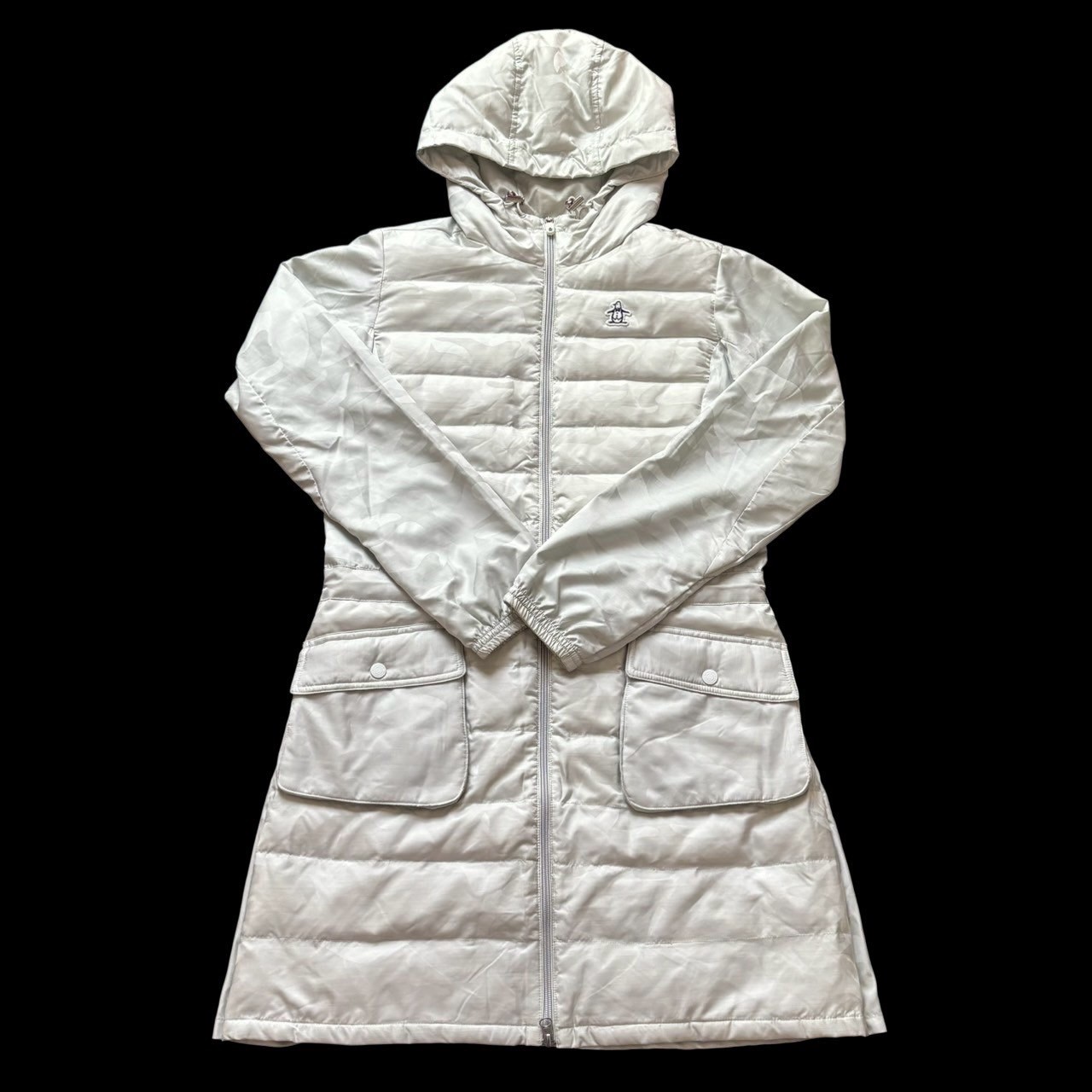 ［中古］Munsingwear マンシングウェア ロングダウンコート 白系 白いこと系 偽装柄 総柄 衣嚢 厚地の外套 アウター 厚地の外套 酉の方角目じるし レディース L大きさ 冬 防寒着 寒さ打つ手 ボンネット