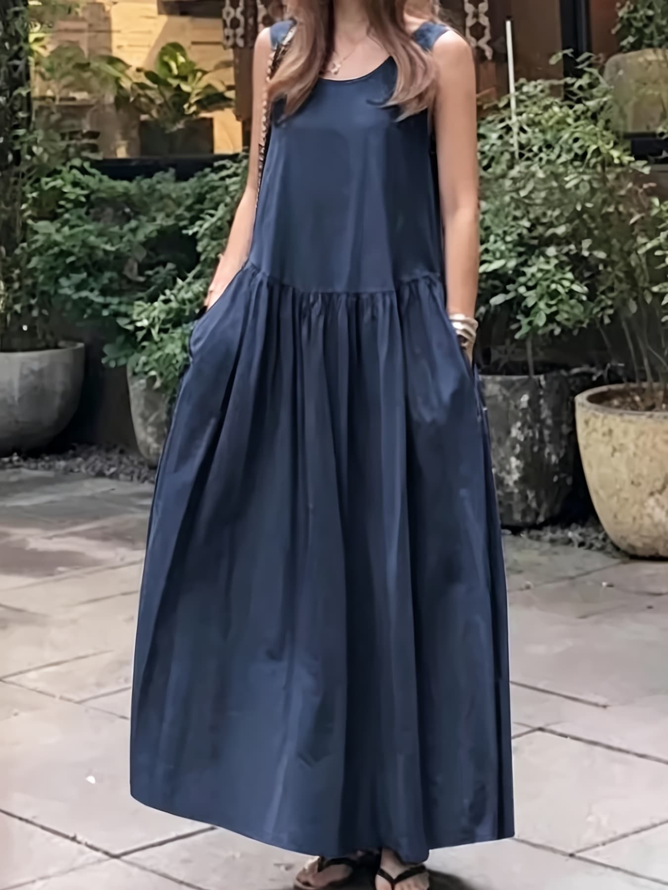 ワンピース ロングワンピース マキシワンピース レディース ノースリーブ 袖なし ロング丈 マキシ丈 クルーネック 丸首 切り替え ギャザー ポケット付き ゆったり Aライン 体型カバー 着痩せ 細見え 無地 シンプル カジュアル リゾート 旅行 春夏｜けいひん本舗