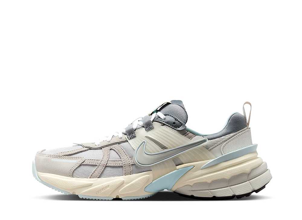 【今なら割り引き引き換え証ふり出し中】Nike ナイキ ウィメンズ V2K 幽客 ライトボーン/点火装置アイアンオール/スモークグレー/メタリックプラチナム ナイキ FZ3596-072 ウィメンズ レディース スニーカー 駈けっくらシューズ 21SN-FZ3596-072