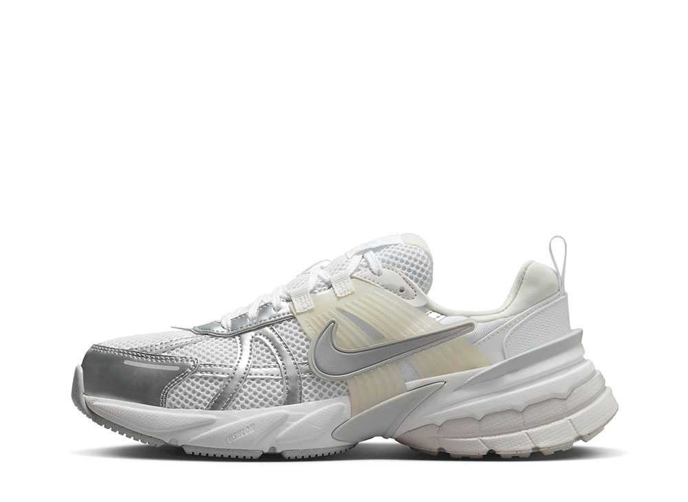 【今なら割り引き引き換え証ふり出し中】Nike ナイキ ウィメンズ V2K 幽客 メタリックシルバー/白いこと ナイキ ナイキ ウィメンズ V2K 幽客 メタリックシルバー/白いこと FD0736-104 ウィメンズ レディース スニーカー 駈けっくらシューズ 21SN-FD0736-104