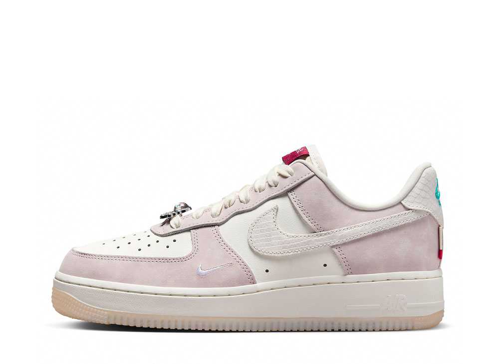 数量限定【1000円クーポン】Nike ナイキ エアフォース1 ロー ’07 LX チャイニーズニューイヤー/イヤーオブザドラゴン セイル/ライトソフトピンク ナイキ ナイキ エアフォース1 ロー ’07 LX チャイニーズニューイヤー/イヤーオブザドラゴ FZ5066-111