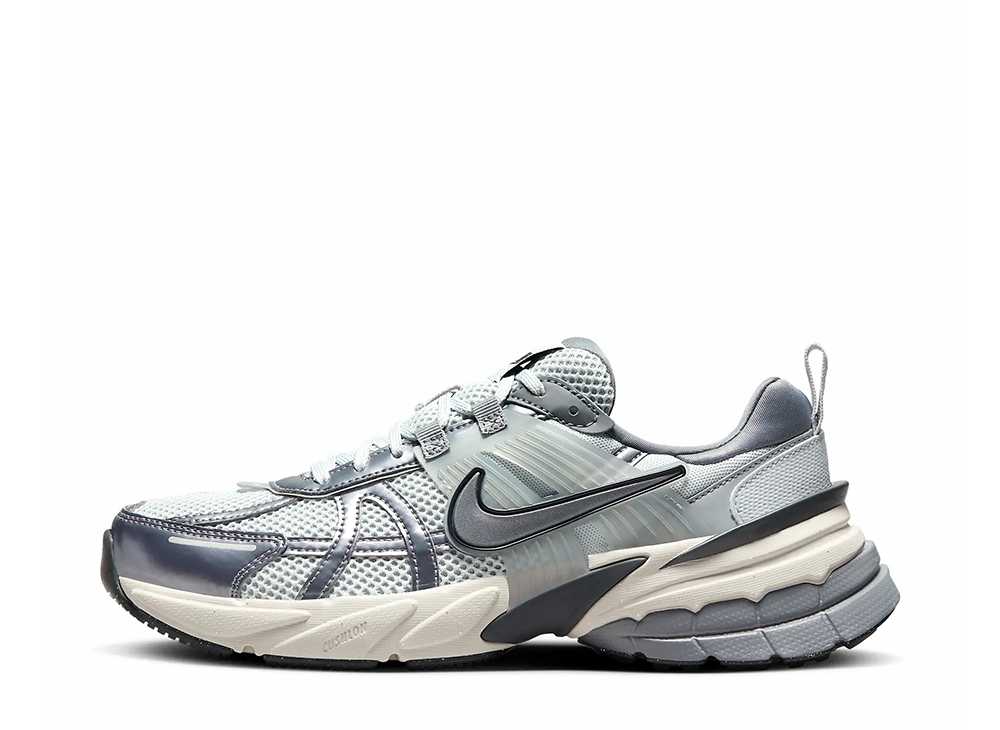 【今なら割引クーポン発行中】Nike ナイキ ウィメンズ V2K ラン ピュアプラチナム/ウルフグレー/クールグレー/メタリッククールグレー ナイキ FD0736-003 ウィメンズ レディース スニーカー ランニングシューズ 21SN-FD0736-003