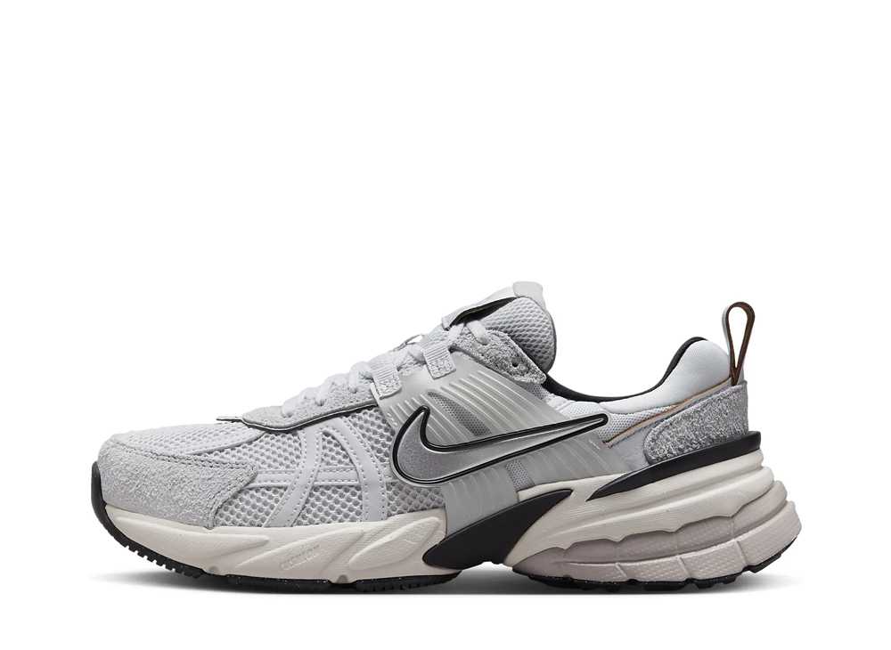 期間限定【1000円OFF】クーポン!Nike ナイキ ウィメンズ V2K ラン ピュアプラチナム/プラチナムティント/ライトボーン/クロム ナイキ FN6703-002 ウィメンズ レディース スニーカー ランニングシューズ 21SN-FN6703-002|HYPE GUARD【公式】店