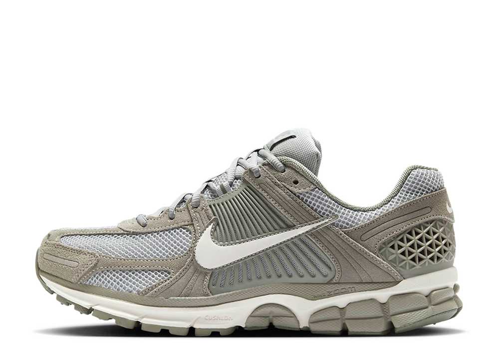 ＼百貨店大売り出し／1000円クーポン券振り出し中！Nike ナイキ 望遠レンズ ボメロ5 ダークスタッコ/ライトスモークグレー/気違いトム ナイキ HF1553-002 メンズ スニーカー 駈けっくらシューズ 21SN-HF1553-002
