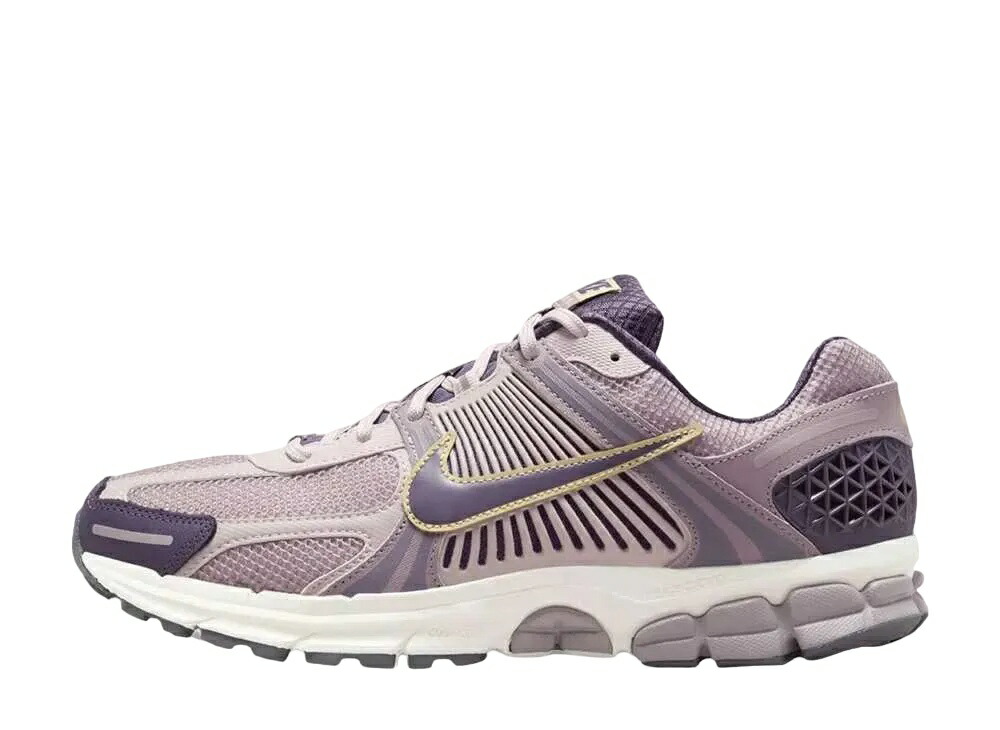 【今なら割り引き引き換え証ふり出し中】Nike ナイキ 望遠レンズ ボメロ5 プラチナムバイオレット/点火装置相撲取り草オール/野球クラブゴールド/うす暗い乾し葡萄 ナイキ HQ3643-019 メンズ スニーカー 駈けっくらシューズ 21SN-HQ3643-019