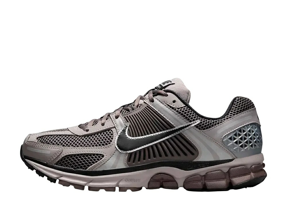 【今なら割引クーポン発行中】発行中!!Nike ナイキ ズーム ボメロ5 カレッジグレー/ケイブストーン/メタリックシルバー/ブラック ナイキ FB9149-005 メンズ スニーカー ランニングシューズ 21SN-FB9149-005