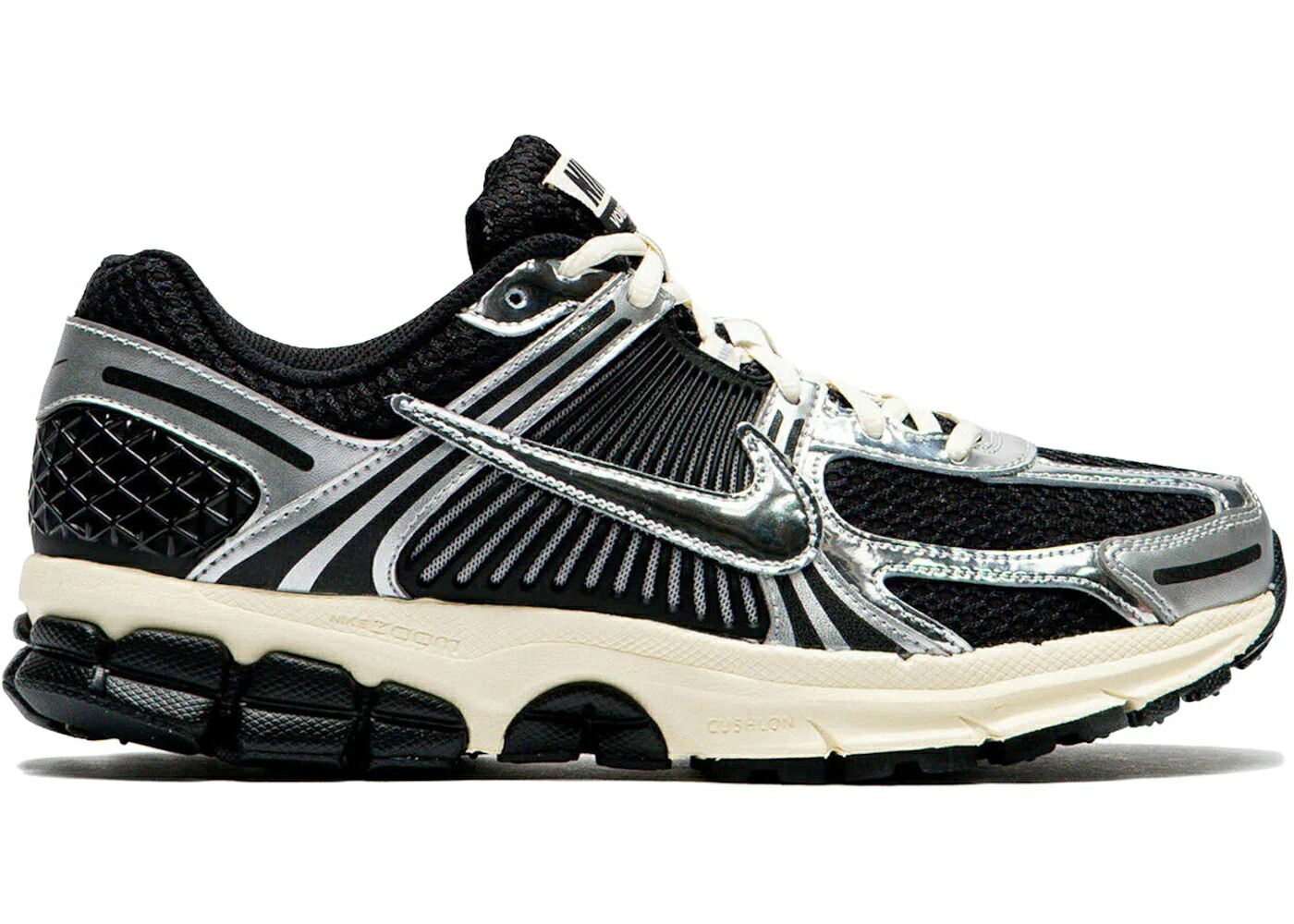 ＼百貨店大売り出し／1000円引き換え証書き著す中！Nike Nike Zoom Vomero 5 Black Metallic Silver Coconut Milk Chrome ナイキ IM3486-003 メンズ スニーカー 駈けっくらシューズ 19SX-20260508125615-753