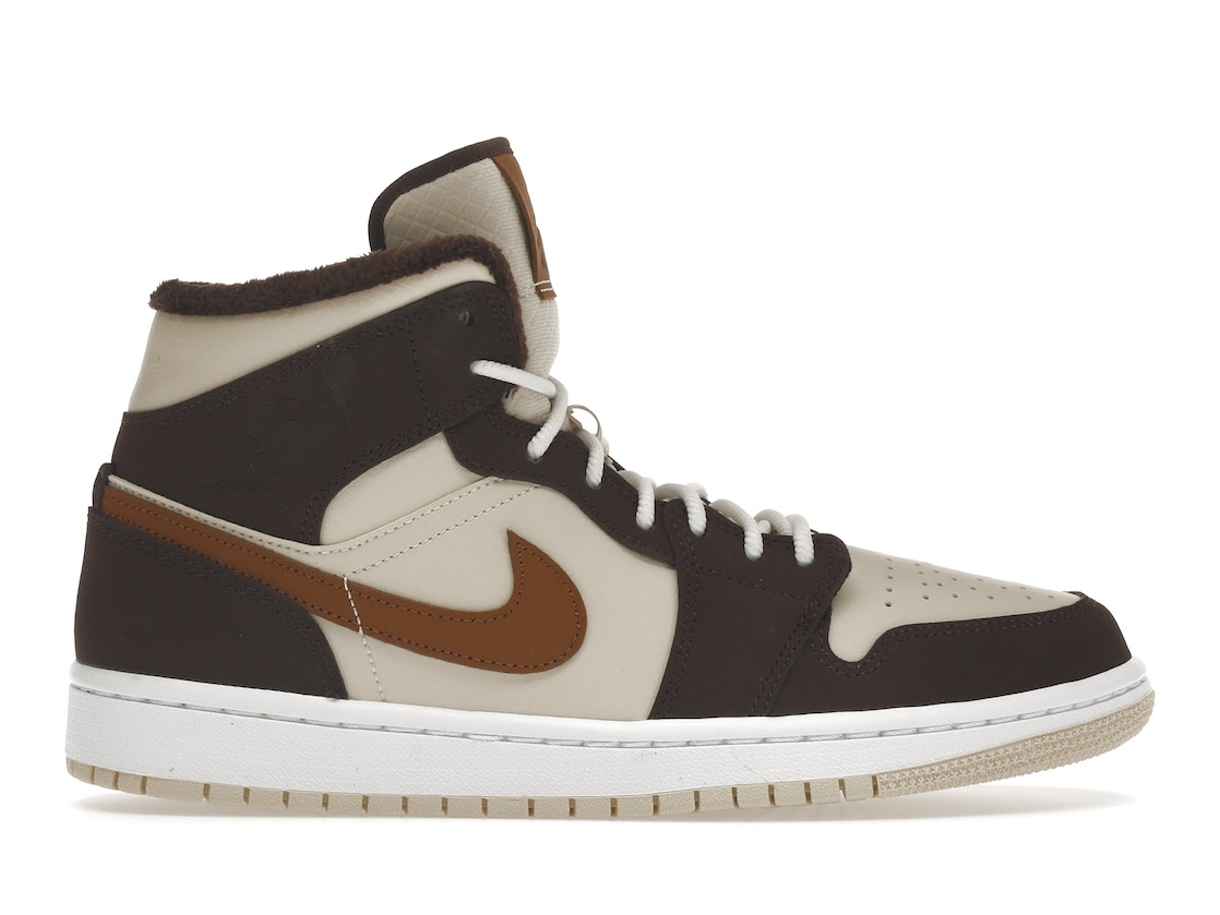 【今なら割引クーポン発行中】!Jordan ナイキ エアジョーダン1 ミッド ""チョコレート"" 1 Mid SE ""Brown Basalt Oatmeal (Women's)"" ナイキ エアジョーダン1 ミッド DO6699-200 ウィメンズ レディース スニーカー ランニングシューズ｜HYPE GUARD【公式】店
