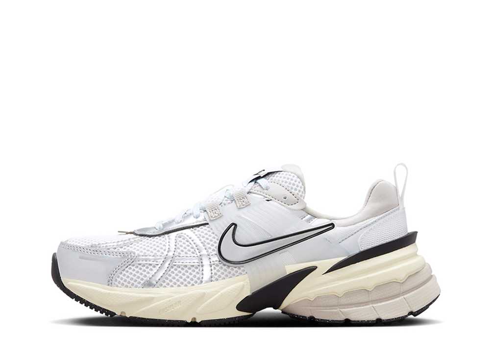 今だけ【1000円クーポン】発行中!!Nike ナイキ ウィメンズ V2K ラン サミットホワイト アンド メタリックシルバー ナイキ FD0736-100 ウィメンズ レディース スニーカー ランニングシューズ 21SN-FD0736-100