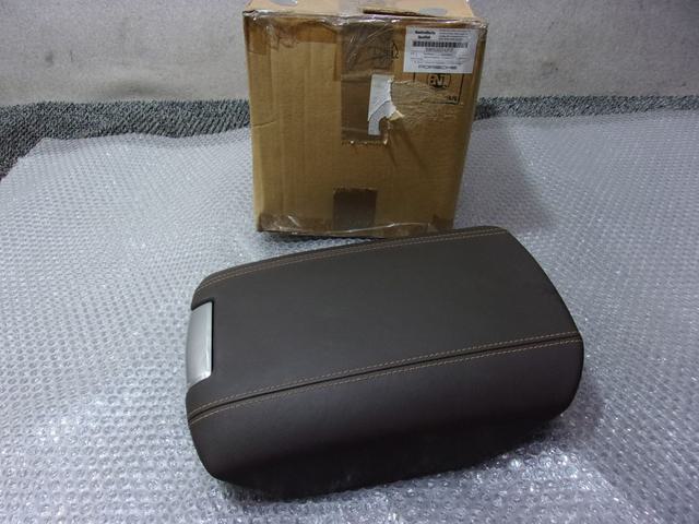 【中古】★美品!激安!★PORSCHE ポルシェ 958 カイエン 純正 ノーマル コンソールボックスカバー フタ 肘置き 95855320742F0F / 3R10-1404