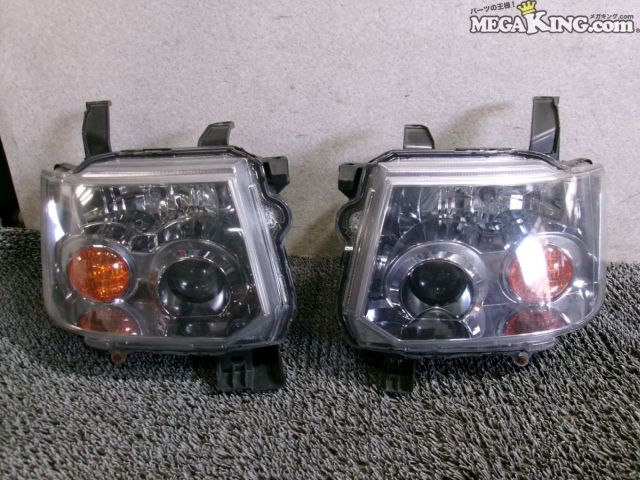 【中古】H81W EKスポーツ 純正 ノーマル ハロゲン ヘッドライト ヘッドランプ 左右セット STANLEY P8619 H82A 等 / 2S7-1733
