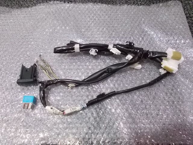 【中古】★激安!★200系 ハイエース 純正 ノーマル ハーネス リレー スイッチ メクラカバー 82183-26102 90987-02027 / P9-985