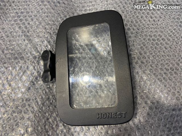 【中古】200系 ハイエース HONEST 11レーシング フューエルカバー 燃料給油口カバー / 4T6-2016|メガキングドットコム