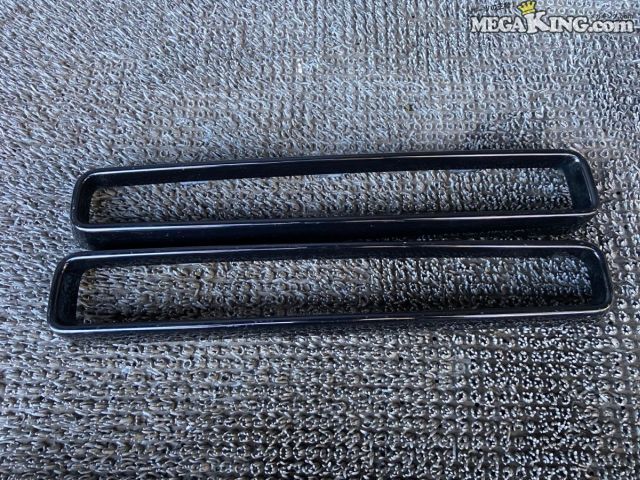 【中古】ダッジ ダッヂ チャレンジャー 純正 ノーマル フロントグリル 左右 15LA-117AA 15LA-116AA 15LA-133AA / T7-1409｜メガキングドットコム