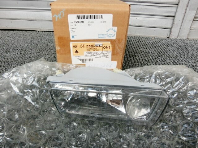 【中古】★新古品・アウトレット品★シボレー シルバラード 2012?2013年 純正 フォグランプ 右側 25883246 RH / F12-033