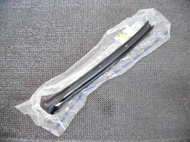 【中古】★新品!★ 2006年式 キャデラック エスカレード ESV EXT 純正 フロント ウインドウ サイド モール 右側 15291274 / G10-2056