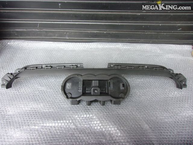 【中古】アウディ B8 A4 純正 ノーマル フロントガーニッシュ エンブレムホルダーブラケット 8K0807233J 8K0807233 / S8-1681