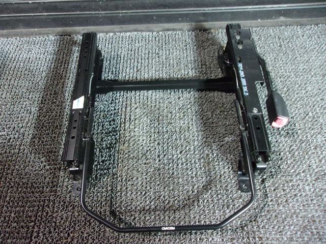 【中古】★激安!★CZ11S スイフト RECARO レカロ シートレール 底止め 右 運転席側 シートベルトキャッチ付き ZC21S 等 / R6-1359｜メガキングドットコム