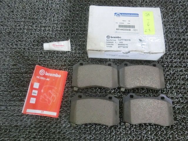 【中古】★新品!★クライスラー 300C brembo ブレンボ リア ブレーキパッド 4777831900 147778319 / H6-703 9,071円