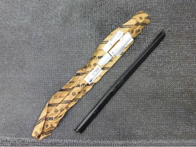 【中古】★新品!★2005年～2007年 クライスラー 300C MOPAR モパー リア ドア 右側 ウェザーストリップ シール モール 05065326AB / H6-748