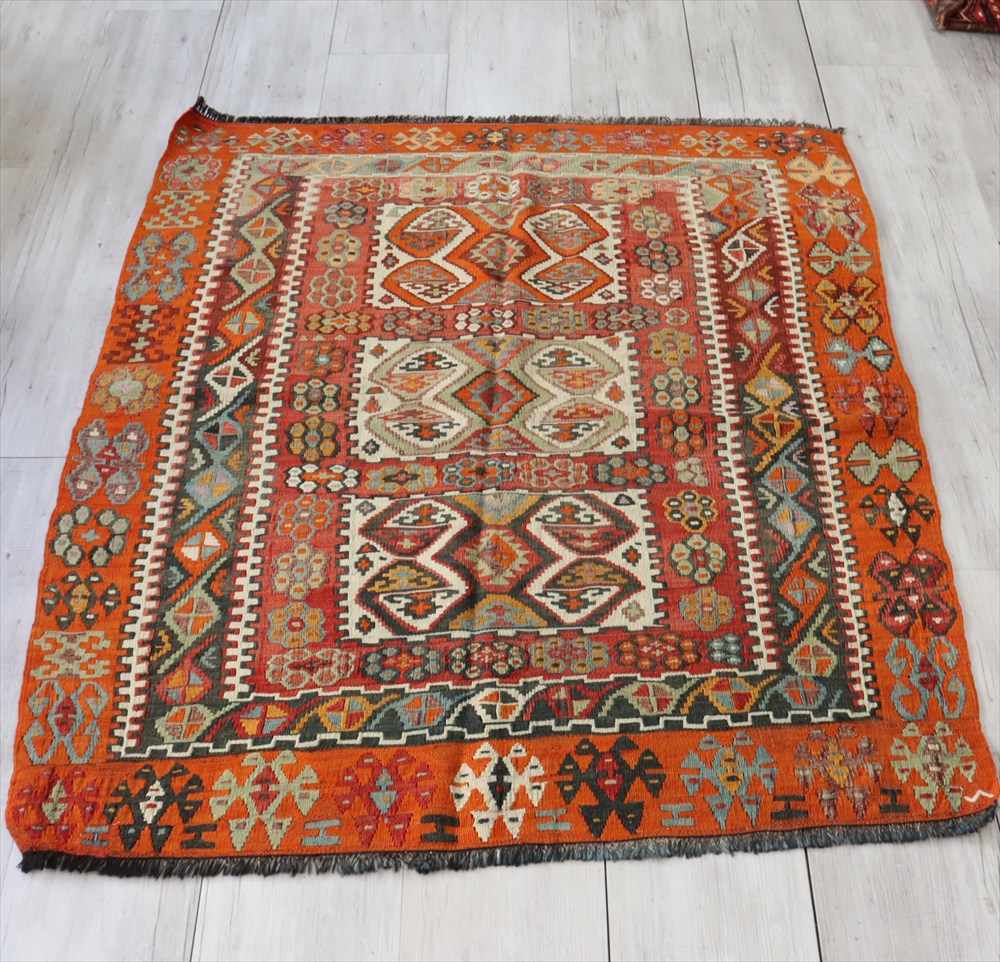 【15%OFFクーポン対象】オールドキリム トルコ/チョルム　セッヂャーデ144×121cm ３つのサンドゥック コチボユヌズ 104,500円
