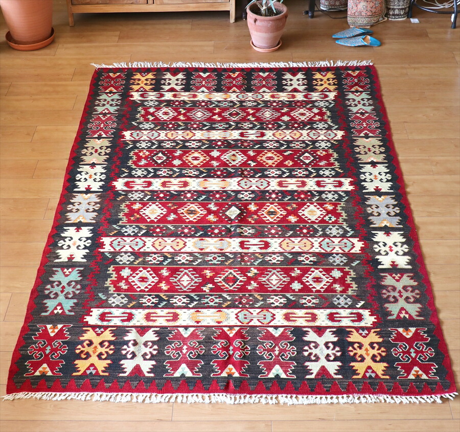 【15%OFFクーポン対象】オールドキリム シャルキョイ　カリヨラ219×150cm ４つの赤いサンドゥック 黒のボーダー