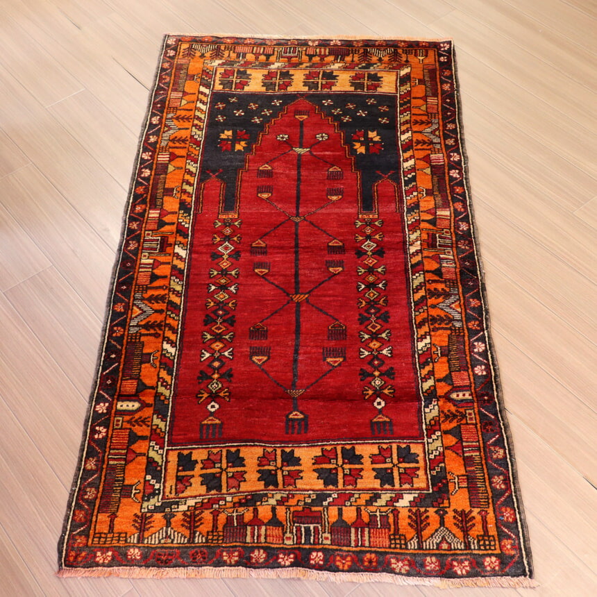 トルコ絨毯 手織りラグ ヤヒヤル 189x112cm シャンデリアのある赤いミフラープ