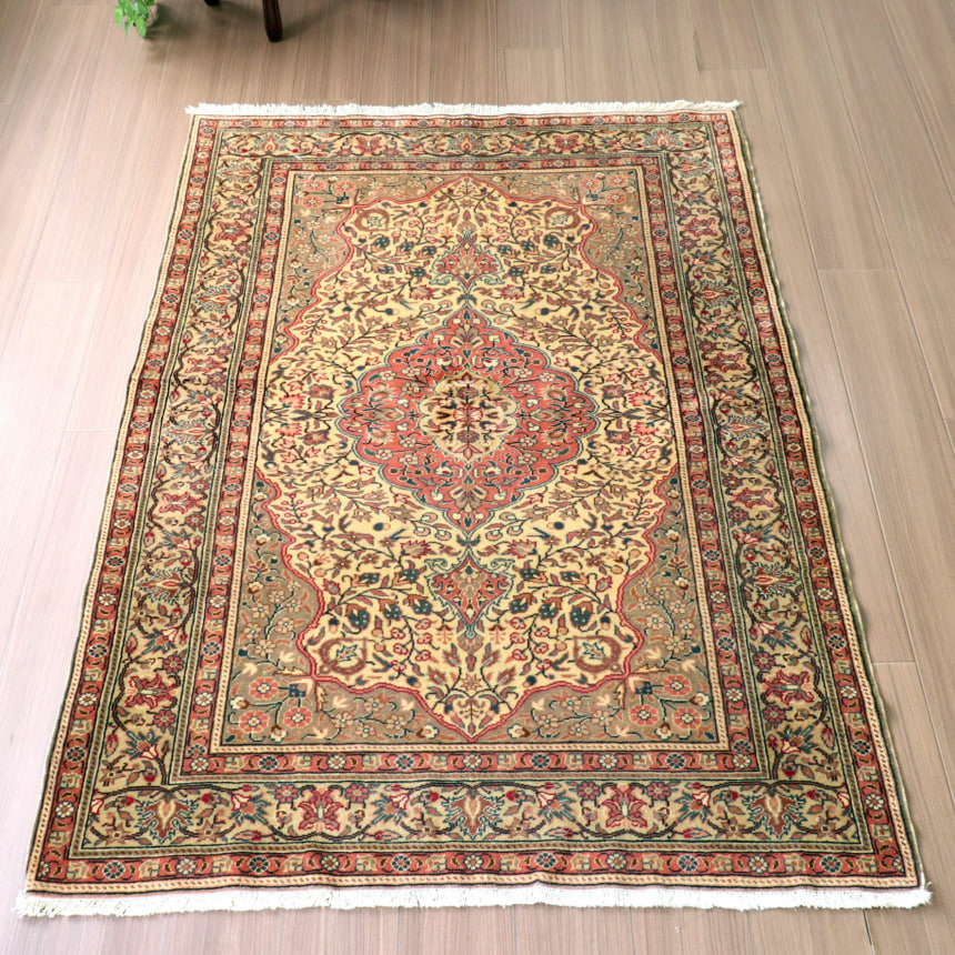 【15%OFFクーポン対象】トルコ絨毯 カイセリ ベージュ系 179×121cm 変形メダリオン 小花 手織りラグ ヴィンテージラグ
