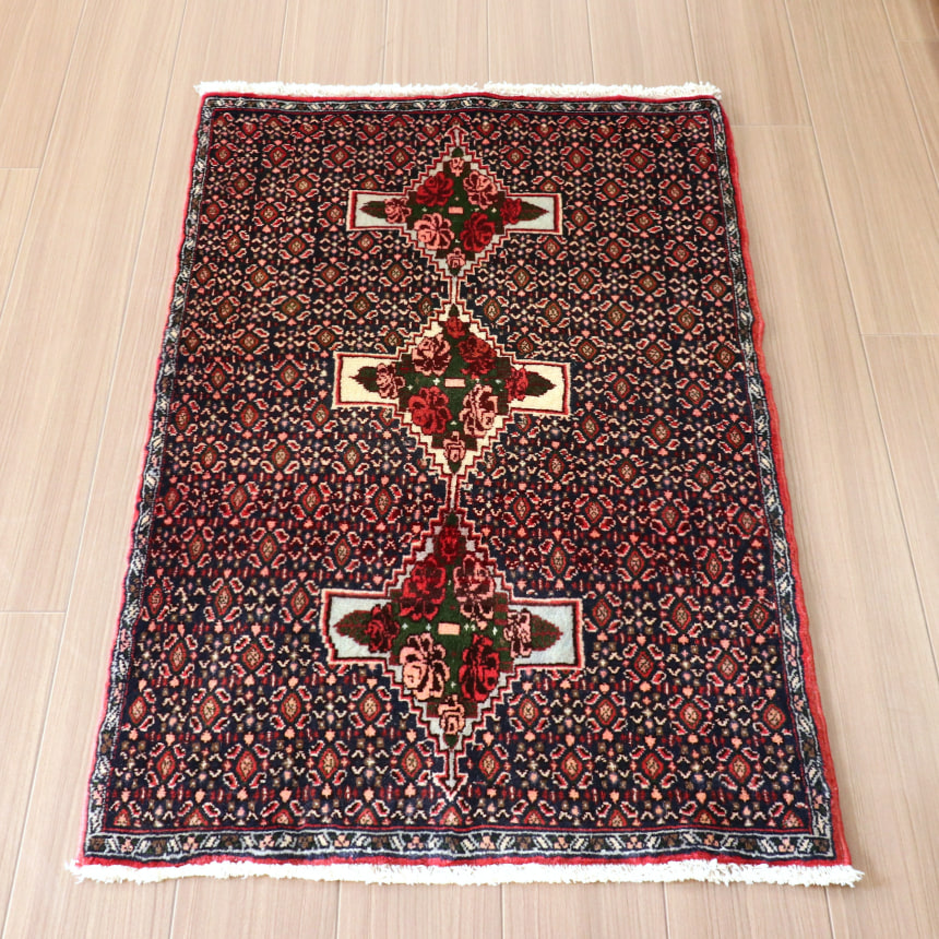 【15%OFFクーポン対象】ペルシャ絨毯 サナンダージ 112×73cm セネ バラの花のメダリオン