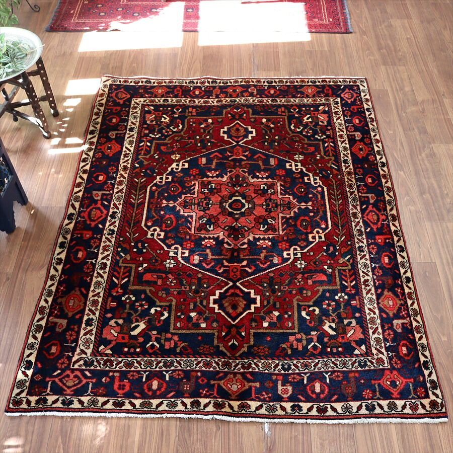 イランの手織り絨毯 バクティアリ 202&times;158cm 花形のメダリオン ネイビー｜ガラタバザール（キリム＆ラグ）