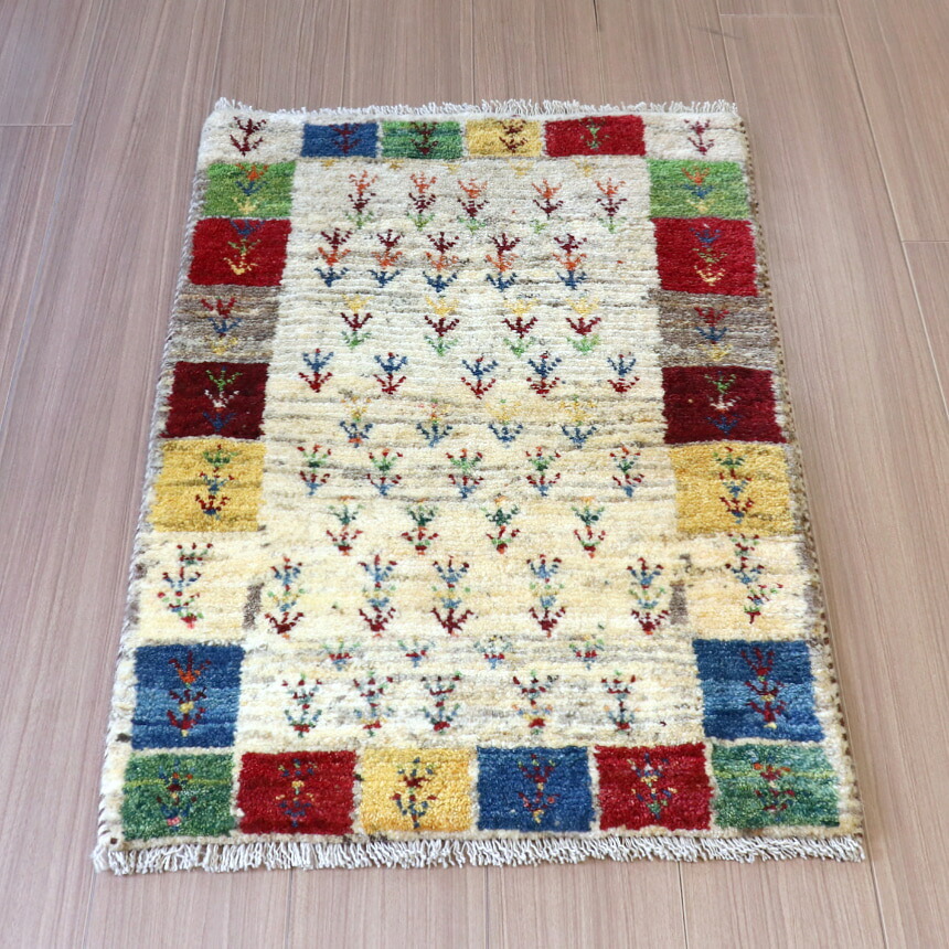 ギャッベ イラン 手織り 86×60cm 玄関マットサイズ ベージュ カラフルなタイル|ガラタバザール(キリム&ラグ)