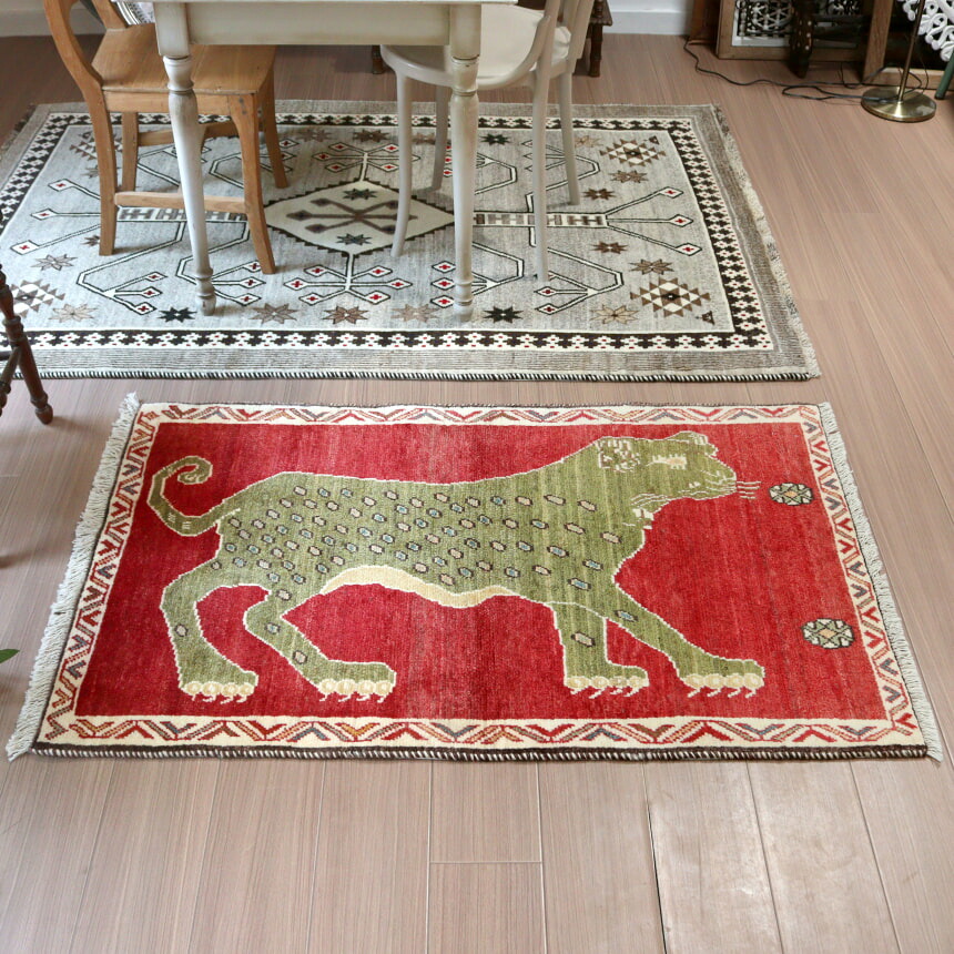 【15%OFFクーポン対象】ギャッベ イランの手織りラグ 130×85cm 精悍な顔つきのヒョウ
