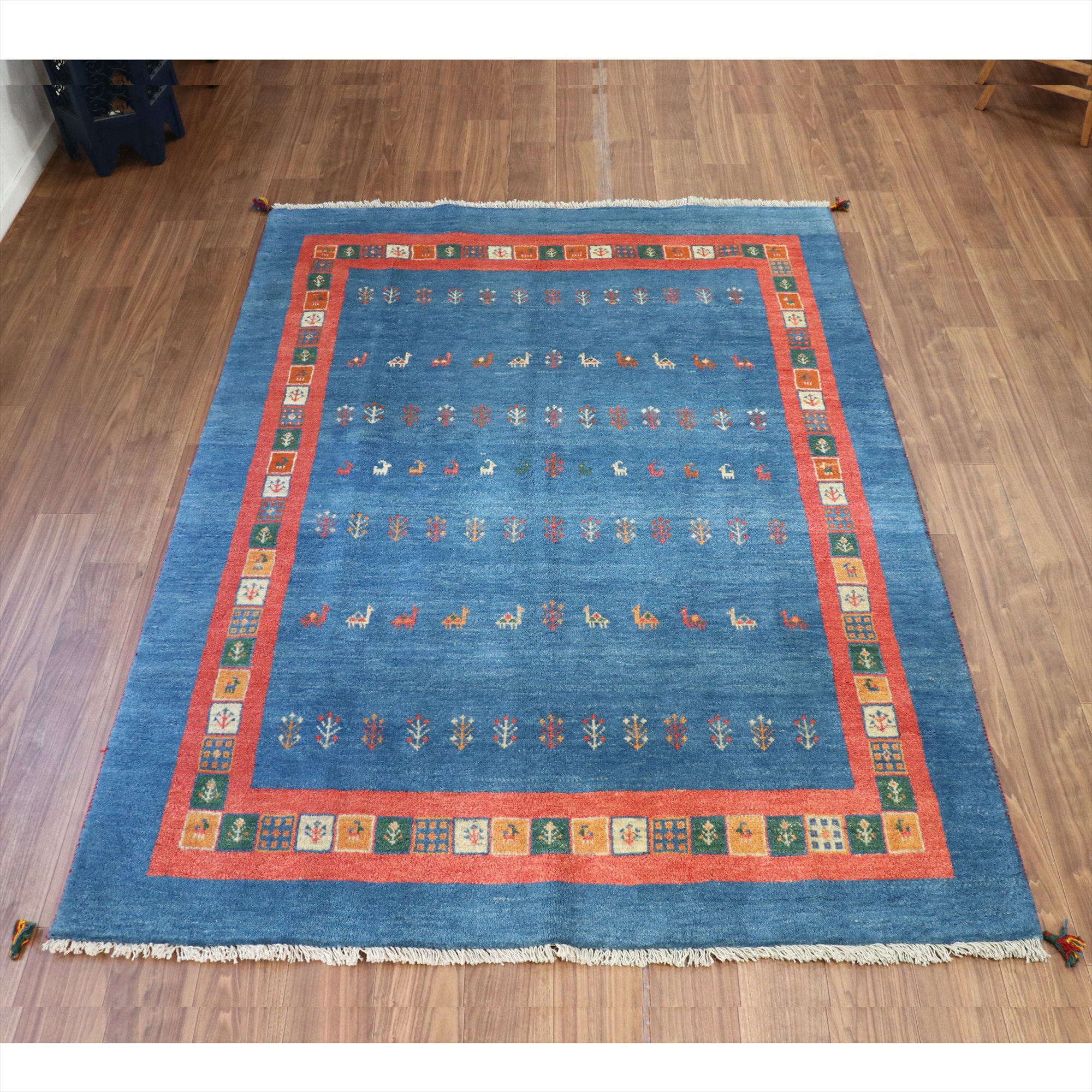 【15%OFFクーポン対象】ギャッベ 明るいブルー　 233×172cm 動物と駱駝のモチーフ　レッドボーダー