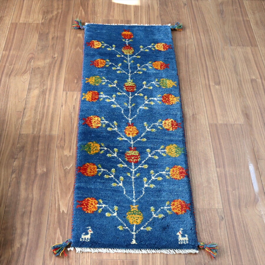 【15%OFFクーポン対象】ギャッベ イラン 手織り　ミニランナー 117×43cm 赤い実をつけた生命の木　ブルー