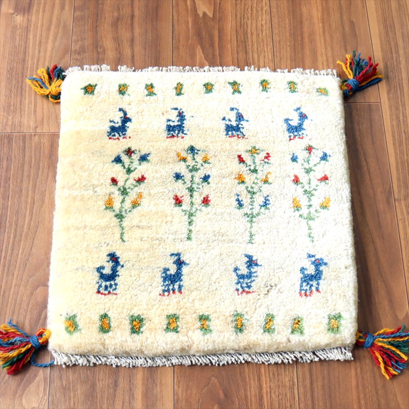 ギャッベ イラン産手織り 座布団サイズ 42&times;40cm ナチュラルアイボリー カラフルな生命の樹と動物｜ガラタバザール（キリム＆ラグ） 9,317円