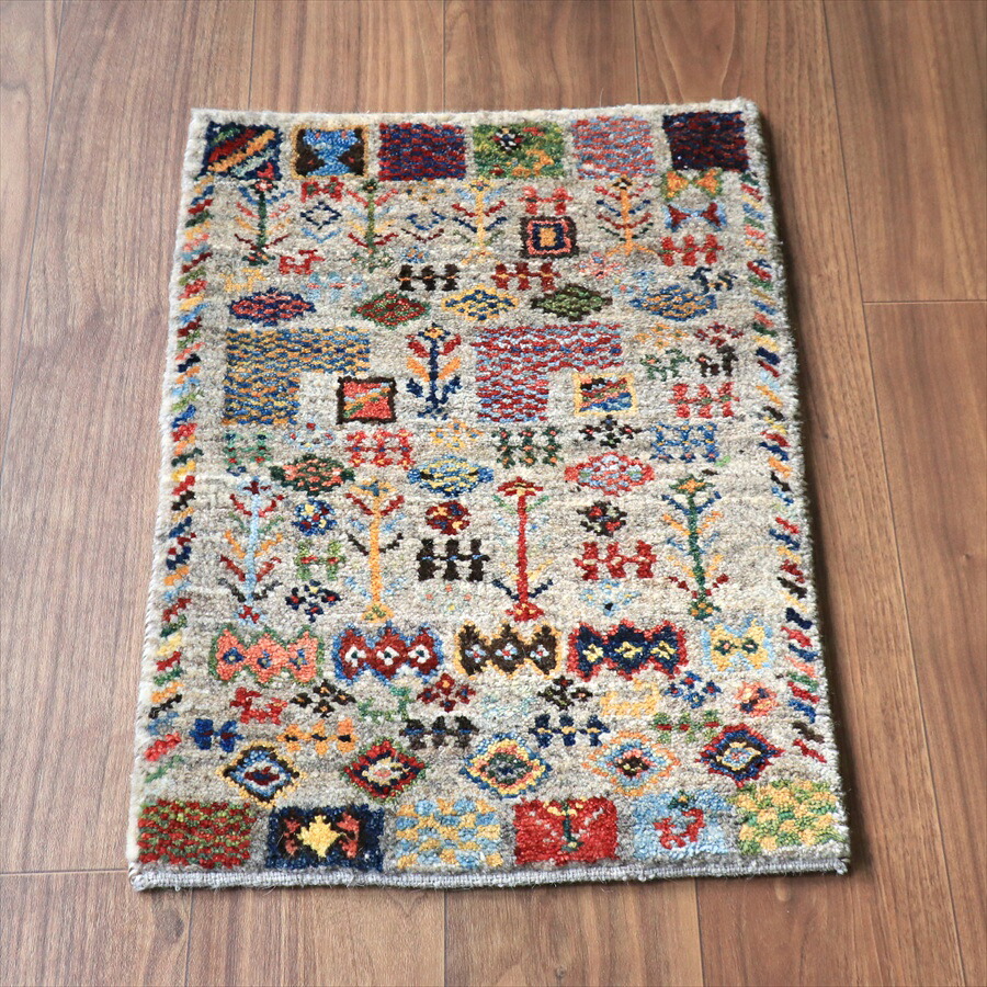 【15%OFFクーポン対象】ギャッベ ノマド ミニギャッベ 63×44cm グレー　にぎやかなモチーフ