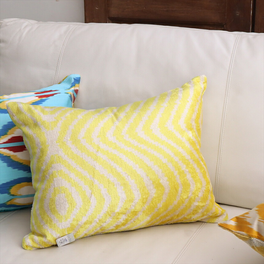 【15%OFFクーポン対象】アトラス ベルベットイカットクッションカバー　両面シルク50×38cm レモンイエロー　波模様 Silk Velvet Cushion - Double-Sided Design