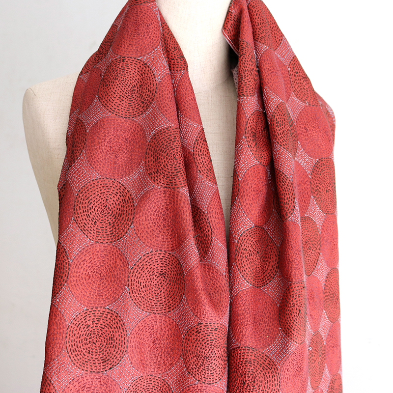 楽天市場】インドの古布・カンタ刺繍・シルクストール 172x76cm Kantha