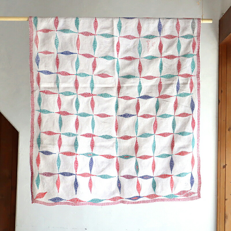 手縫いキルトパッチワークスローカンタインディアンベッドスプレッドkhambhadiyaツインサイズリバーシブルベッドカバー付カンタ 白×ブルーの小花柄ブロックプリントカンタキルト／ヴィンテージ手縫い