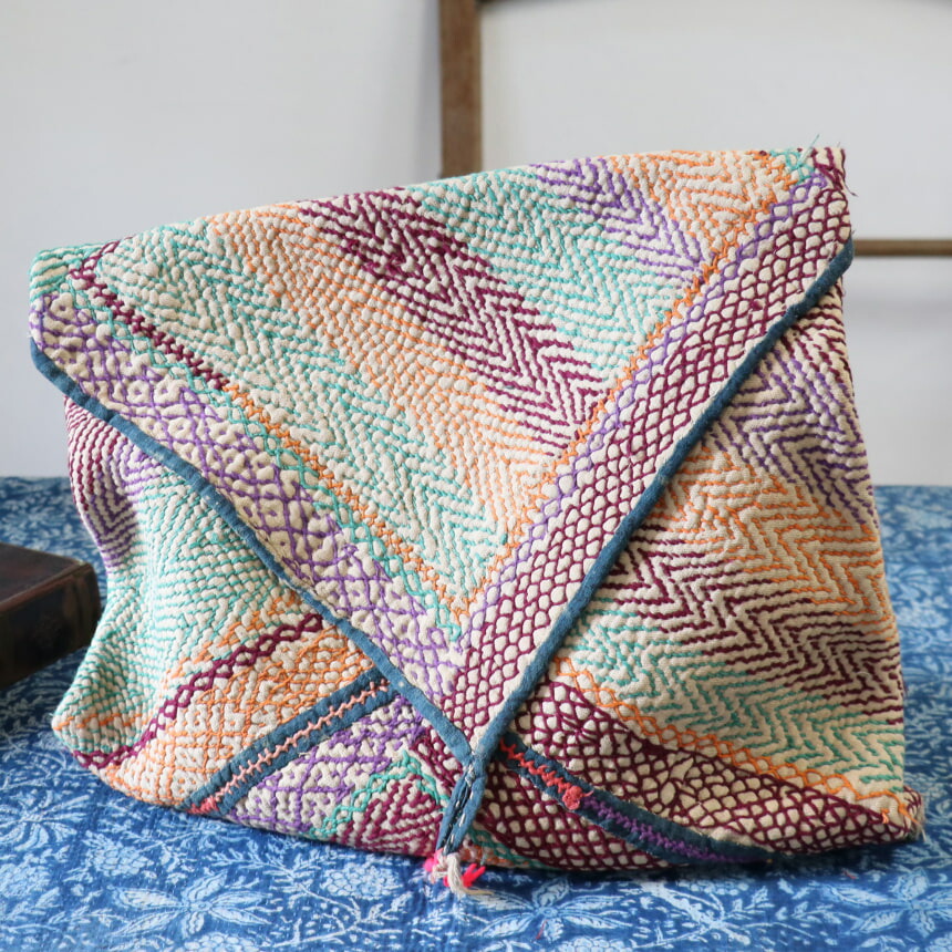 【10%OFFクーポン対象】インド　刺繍布　袋もの グジャラート　バンジャラ族42×46cm 太陽と波の刺繍