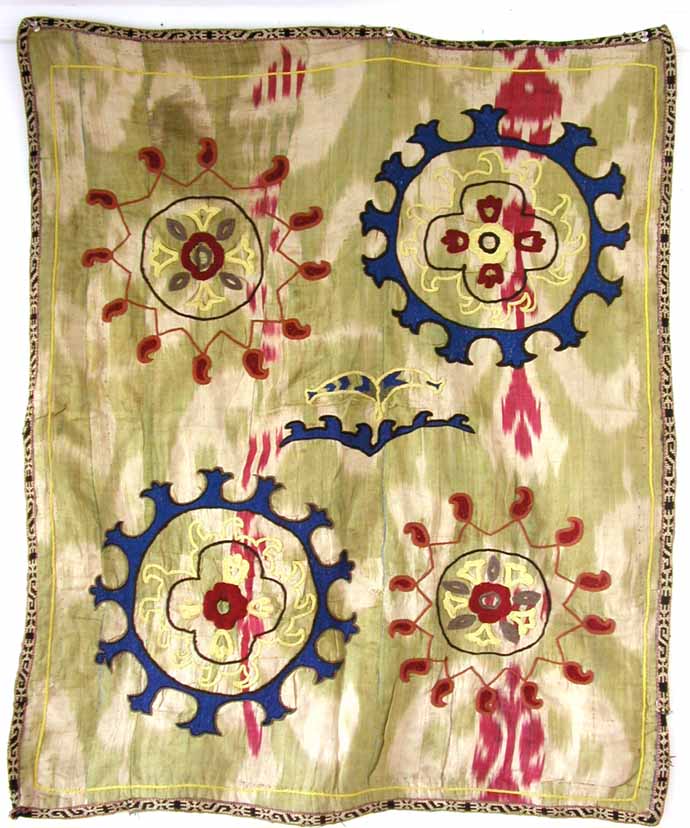 スザンニ　SUZANI刺繍　オールド・111&times;92cm絣に４つの花｜ガラタバザール（キリム＆ラグ）
